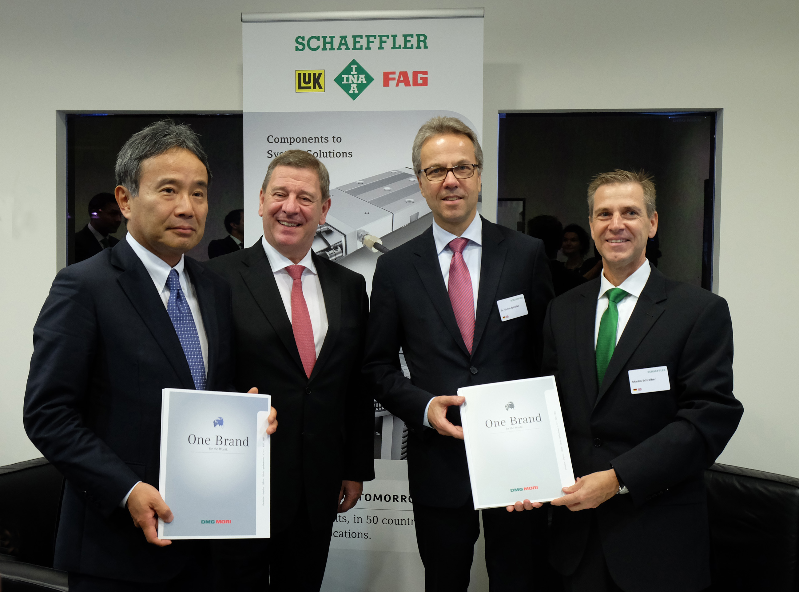 舍弗勒與德馬吉森精機簽署全球營銷協(xié)議。從左至右：德馬吉森精機有限公司首席執(zhí)行官森雅彥博士、德馬吉森精機股份有限公司首席執(zhí)行官呂迪格&middot;卡皮察博士、舍弗勒集團工業(yè)事業(yè)部首席執(zhí)行官斯特凡&middot;施平德勒博士、舍弗勒集團工業(yè)事業(yè)部制造機械事業(yè)部總裁馬丁&middot;施賴伯。