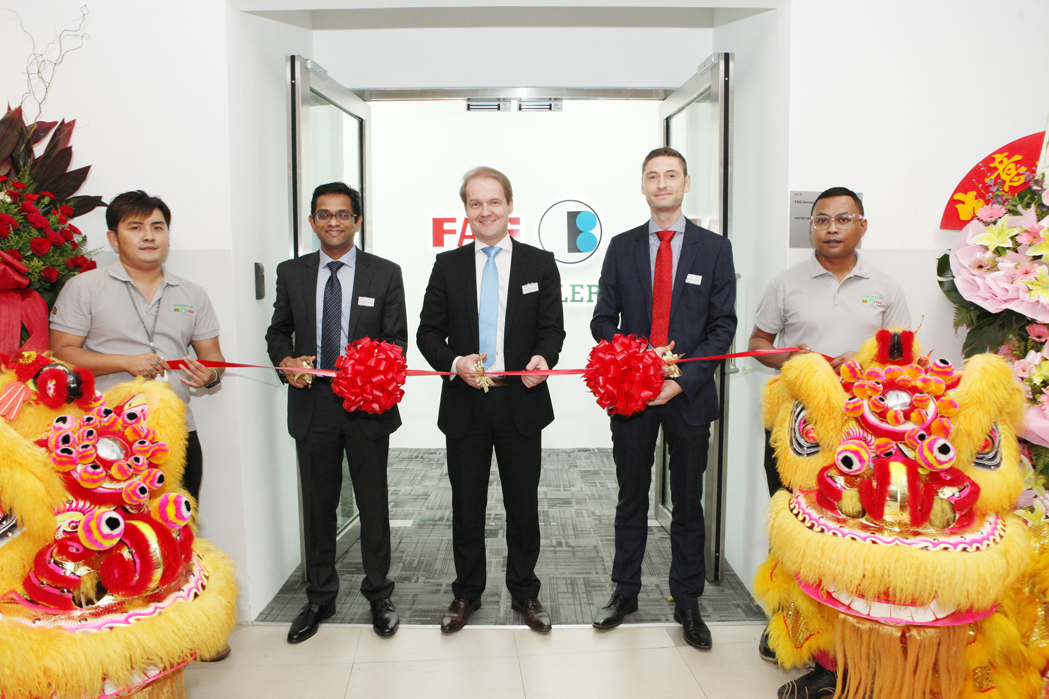 （從左至右）舍弗勒東南亞總裁拉瑪達(dá)斯&bull;切魯帕斯（Ramdas Cherupara），舍弗勒亞太區(qū)首席執(zhí)行官安德烈亞斯&bull;?？耍ˋndreas Schick）以及FAG航空航天新加坡公司總經(jīng)理馬蒂亞斯&bull;比格納（Matthias Biegner）在FAG航空航天（新加坡）有限公司的開業(yè)儀式上正準(zhǔn)備剪彩。